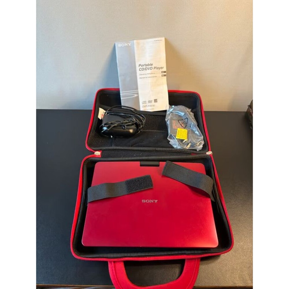 Sony DVP FX930 Portable DVD Player Hard Case Cables Manual Powers On